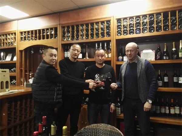山东青岛客户前来午夜福利在线看总部考察午夜成人黄色视频